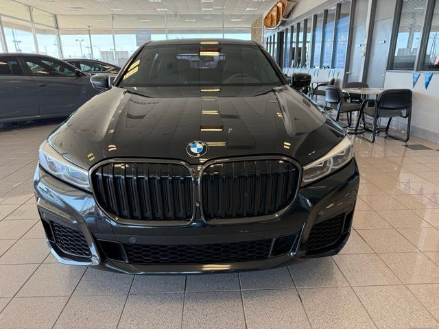 BMW 7 Series Vehicle Full-screen Gallery Image 08