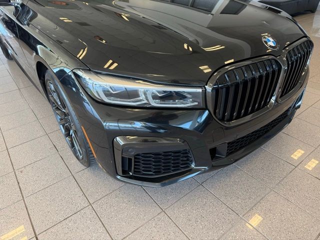 BMW 7 Series Vehicle Full-screen Gallery Image 09