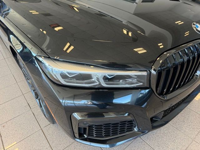 BMW 7 Series Vehicle Full-screen Gallery Image 10