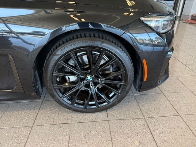 BMW 7 Series Vehicle Full-screen Gallery Image 11