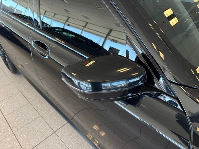 BMW 7 Series Vehicle Full-screen Gallery Image 12