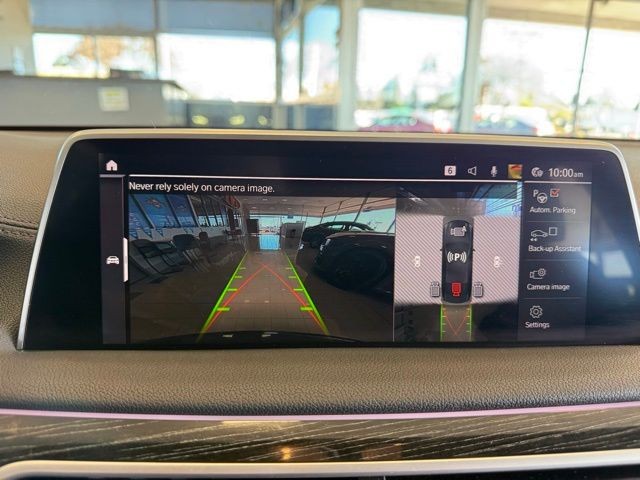 BMW 7 Series Vehicle Full-screen Gallery Image 15