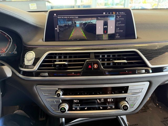 BMW 7 Series Vehicle Full-screen Gallery Image 16
