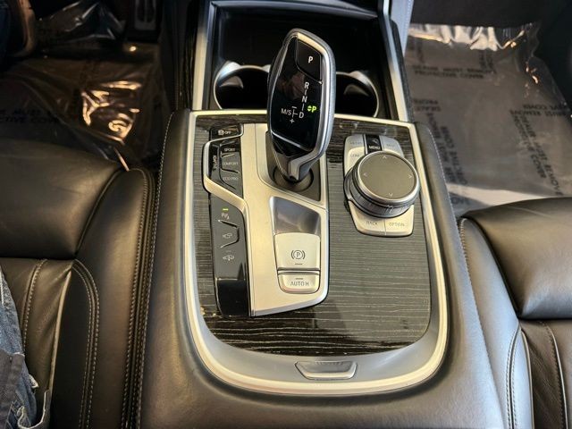 BMW 7 Series Vehicle Full-screen Gallery Image 17