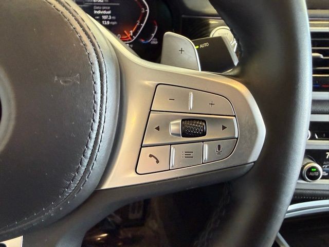 BMW 7 Series Vehicle Full-screen Gallery Image 18