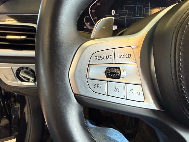 BMW 7 Series Vehicle Full-screen Gallery Image 19