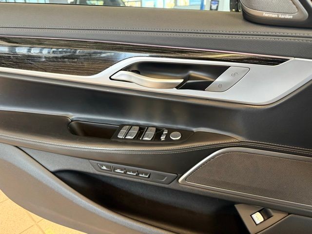 BMW 7 Series Vehicle Full-screen Gallery Image 20