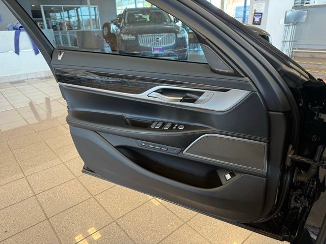 BMW 7 Series Vehicle Full-screen Gallery Image 21