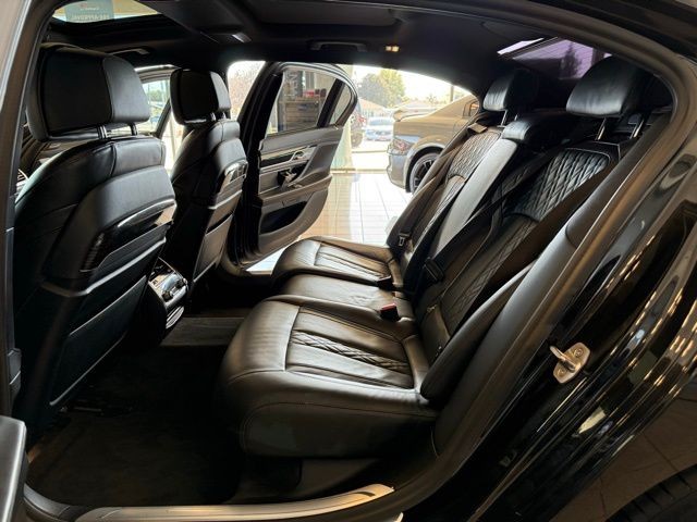 BMW 7 Series Vehicle Full-screen Gallery Image 22