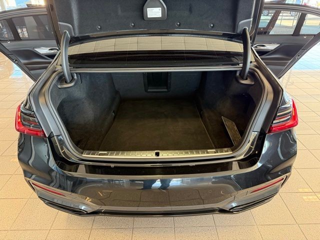 BMW 7 Series Vehicle Full-screen Gallery Image 23