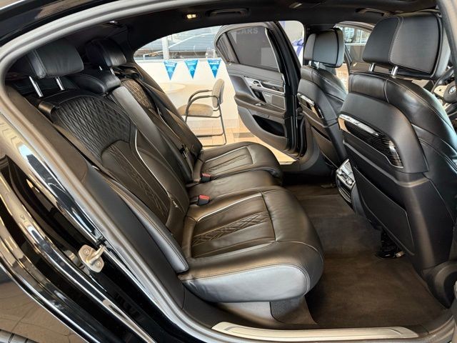 BMW 7 Series Vehicle Full-screen Gallery Image 24