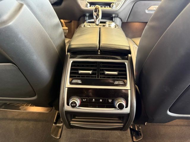 BMW 7 Series Vehicle Full-screen Gallery Image 25