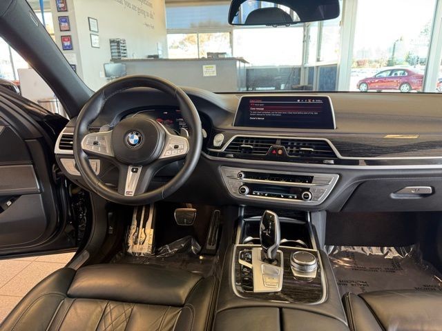 BMW 7 Series Vehicle Full-screen Gallery Image 26