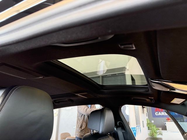 BMW 7 Series Vehicle Full-screen Gallery Image 27