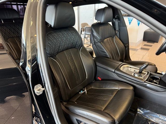 BMW 7 Series Vehicle Full-screen Gallery Image 28