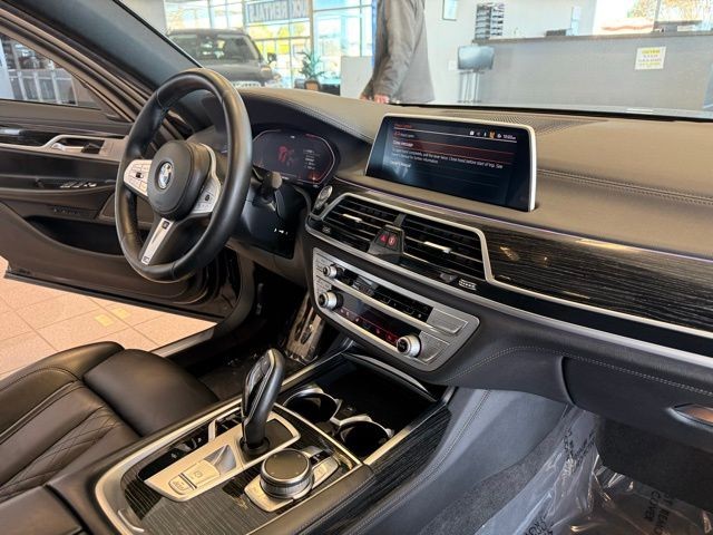 BMW 7 Series Vehicle Full-screen Gallery Image 29