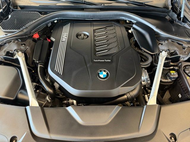 BMW 7 Series Vehicle Full-screen Gallery Image 30