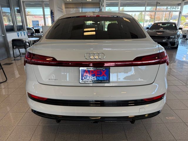 Audi e-tron Sportback Vehicle Full-screen Gallery Image 04