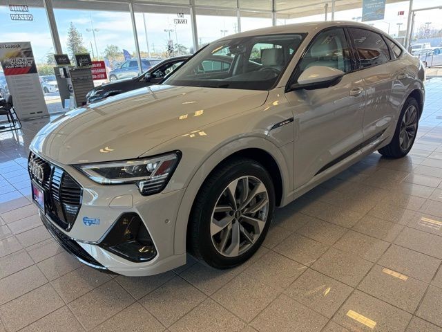 Audi e-tron Sportback Vehicle Full-screen Gallery Image 06