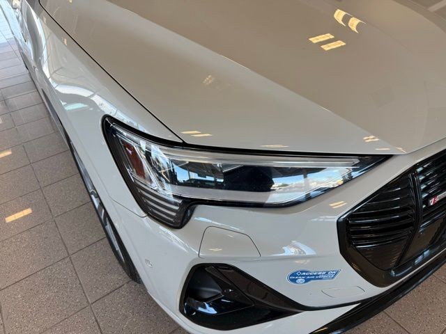 Audi e-tron Sportback Vehicle Full-screen Gallery Image 09