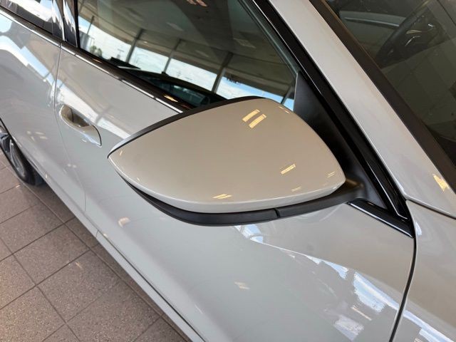 Audi e-tron Sportback Vehicle Full-screen Gallery Image 11