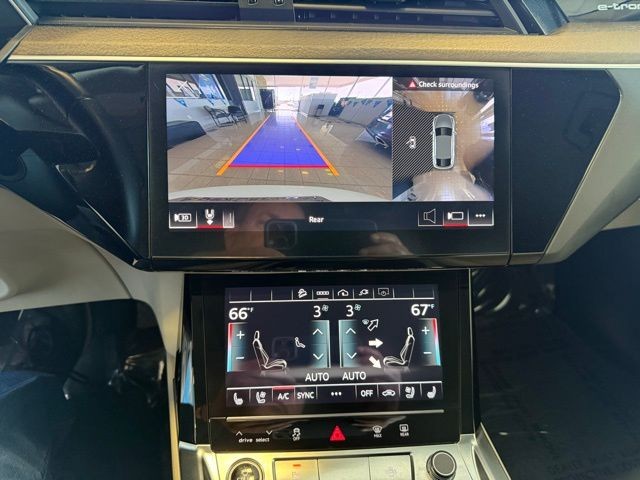 Audi e-tron Sportback Vehicle Full-screen Gallery Image 15