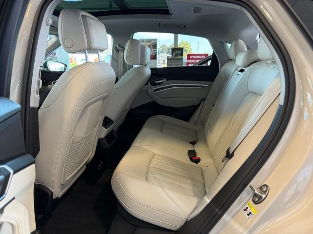 Audi e-tron Sportback Vehicle Full-screen Gallery Image 21