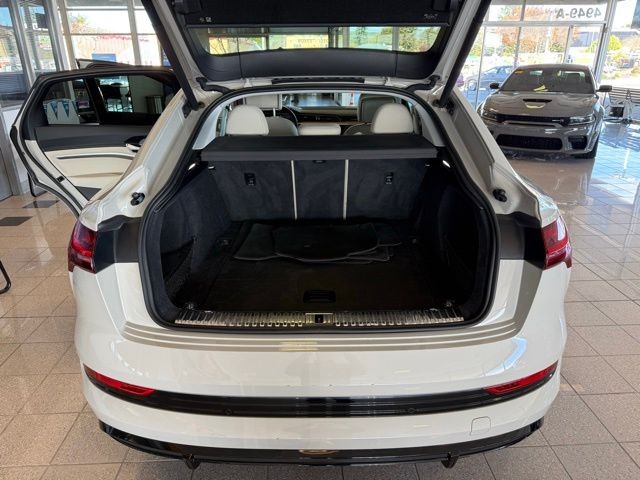 Audi e-tron Sportback Vehicle Full-screen Gallery Image 22