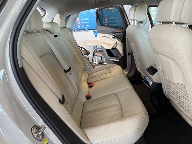 Audi e-tron Sportback Vehicle Full-screen Gallery Image 23