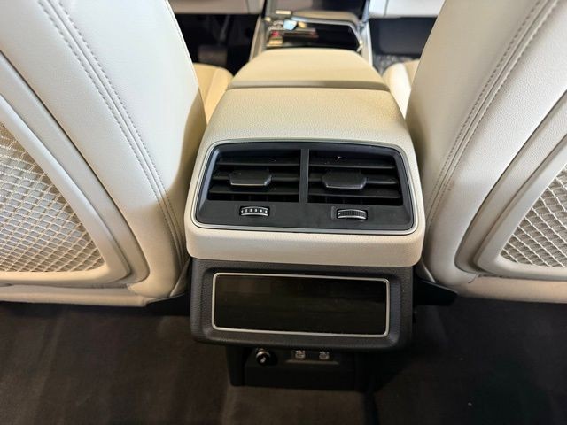 Audi e-tron Sportback Vehicle Full-screen Gallery Image 24