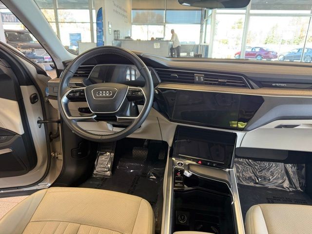 Audi e-tron Sportback Vehicle Full-screen Gallery Image 25