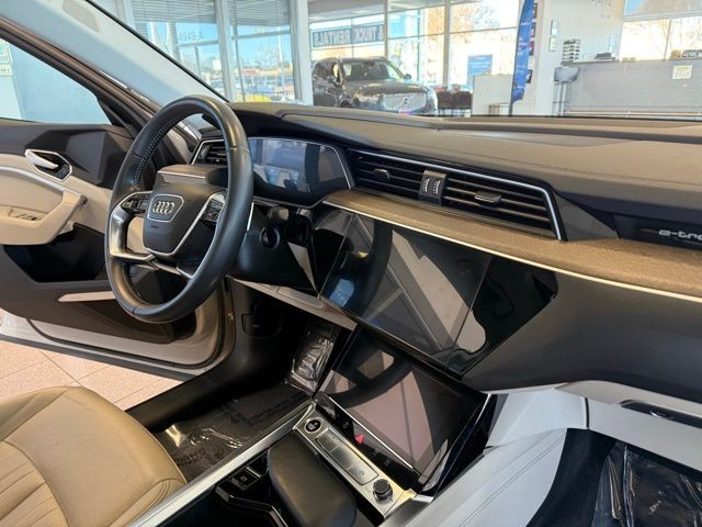 Audi e-tron Sportback Vehicle Full-screen Gallery Image 28