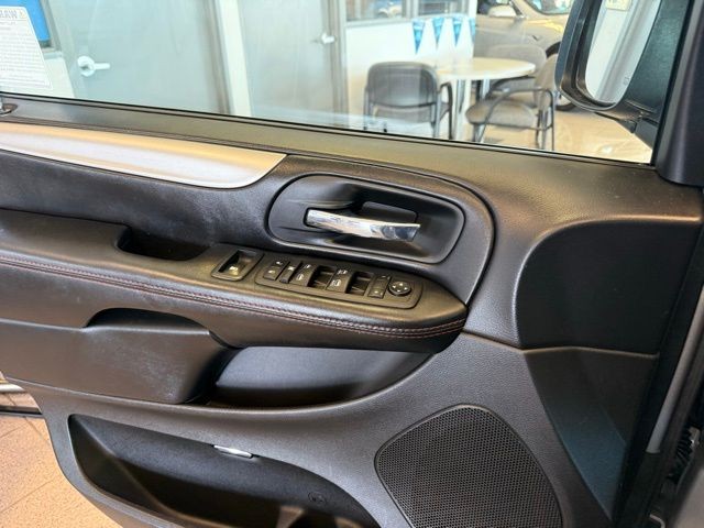 Dodge Grand Caravan Vehicle Full-screen Gallery Image 18