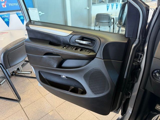 Dodge Grand Caravan Vehicle Full-screen Gallery Image 19