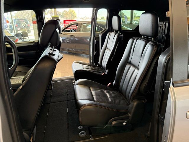 Dodge Grand Caravan Vehicle Full-screen Gallery Image 20