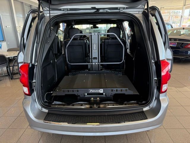 Dodge Grand Caravan Vehicle Full-screen Gallery Image 21