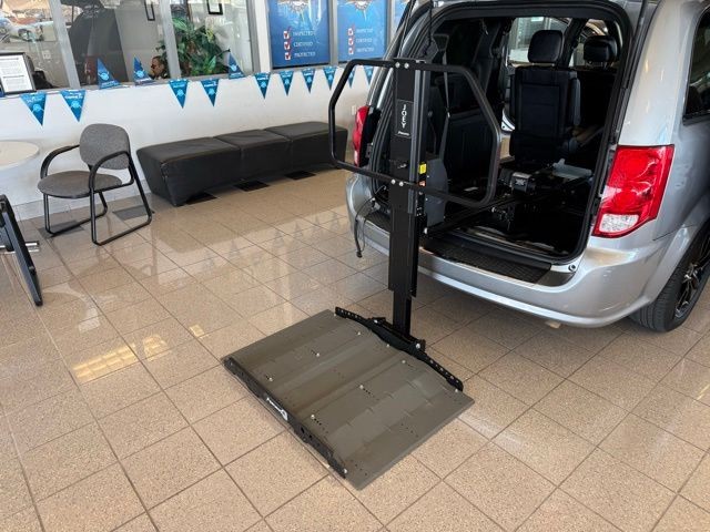 Dodge Grand Caravan Vehicle Full-screen Gallery Image 22