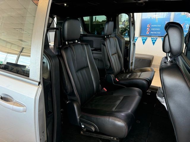 Dodge Grand Caravan Vehicle Full-screen Gallery Image 23