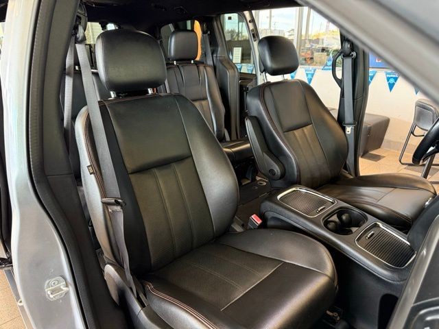 Dodge Grand Caravan Vehicle Full-screen Gallery Image 24