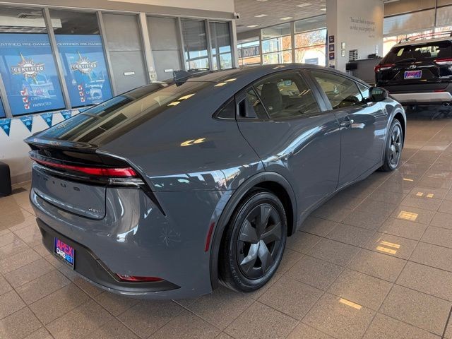 Toyota Prius Vehicle Full-screen Gallery Image 03