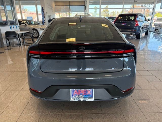 Toyota Prius Vehicle Full-screen Gallery Image 04