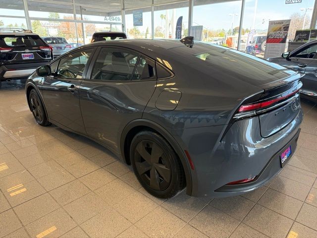 Toyota Prius Vehicle Full-screen Gallery Image 05