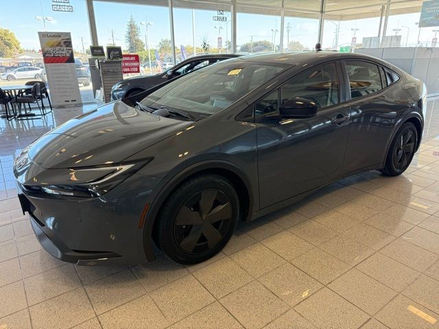 Toyota Prius Vehicle Full-screen Gallery Image 06