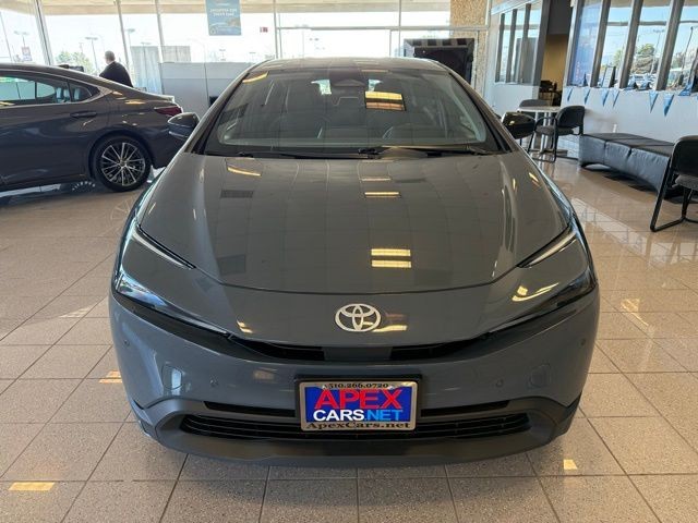 Toyota Prius Vehicle Full-screen Gallery Image 07