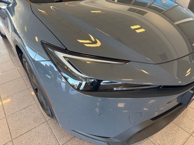 Toyota Prius Vehicle Full-screen Gallery Image 09