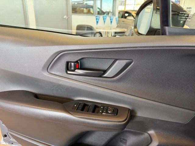 Toyota Prius Vehicle Full-screen Gallery Image 18