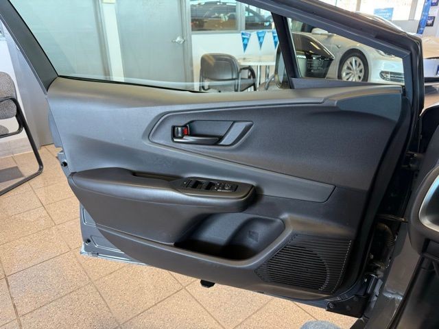 Toyota Prius Vehicle Full-screen Gallery Image 19