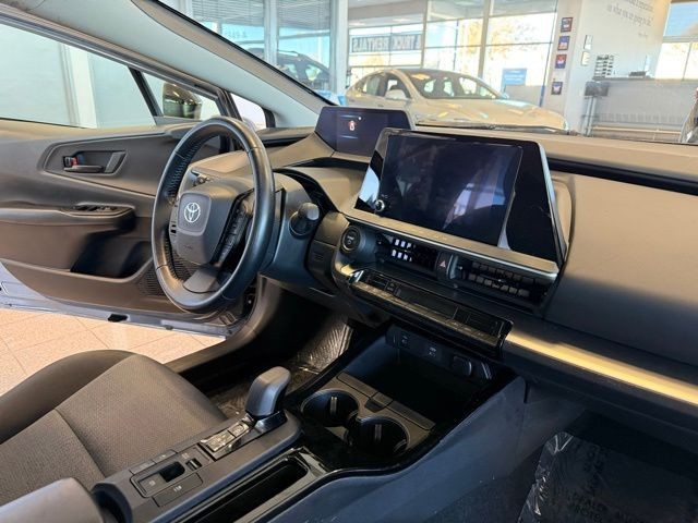 Toyota Prius Vehicle Full-screen Gallery Image 24