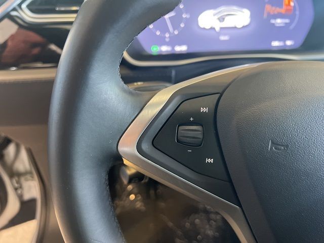 Tesla Model S Vehicle Full-screen Gallery Image 23