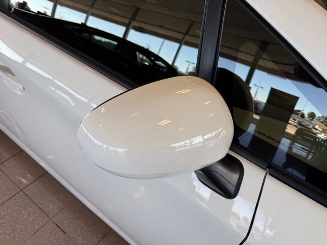 Toyota Prius Vehicle Full-screen Gallery Image 11